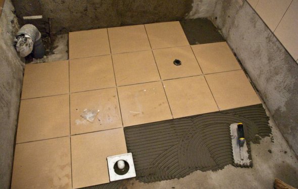 Чим вирівняти підлогу в ванній під