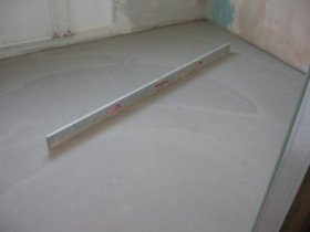 Нівелює суміш для вирівнювання бетонної підлоги