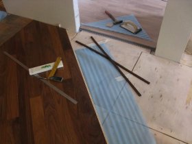 Плити OSB для вирівнювання дерев'яної підлоги під ламінат
